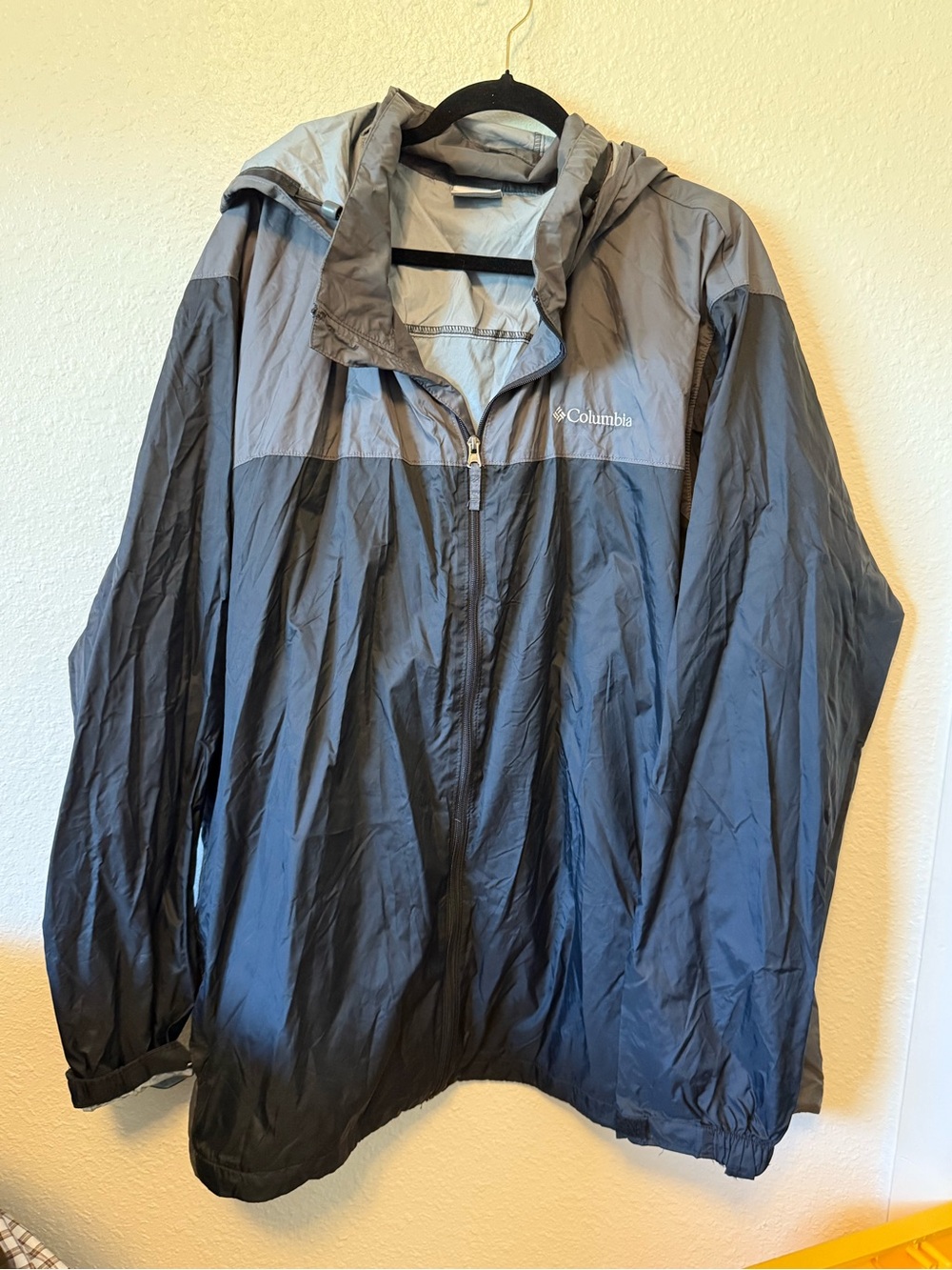Columbia Men’s Two-Tone Gray and Dark Gray Windbreaker